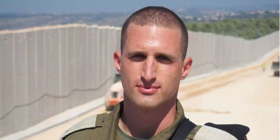 Major Tomer Gilad, Verbindungsoffizier der israelischen Armee zur UN-Mission «Unifil», steht vor der Sperranlage, mit deren Bau Israel vor etwa sechs Monaten begonnen hat.