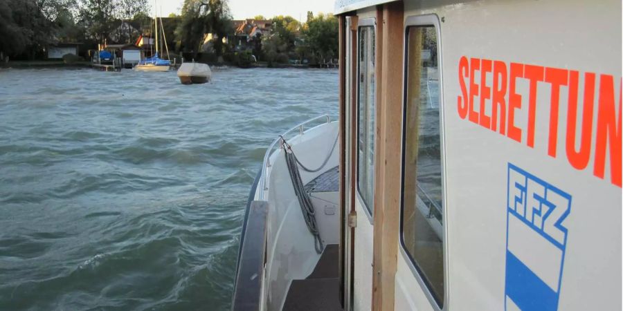 Die Zugerseenotrettung ist auf dem Zugersee unterwegs.