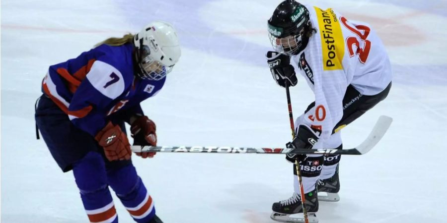 Kathrin Lehmann (rechts): Die Schweizerin spielte Eishockey und Fussball – und das gleichzeitig! Sie ist die einzige Frau, die im Eishockey und im Fussball den höchsten europäischen Pokalwettbewerb gewann. Und die einzige, die in beiden Sportarten in der höchsten deutschen Liga ein Tor erzielte.