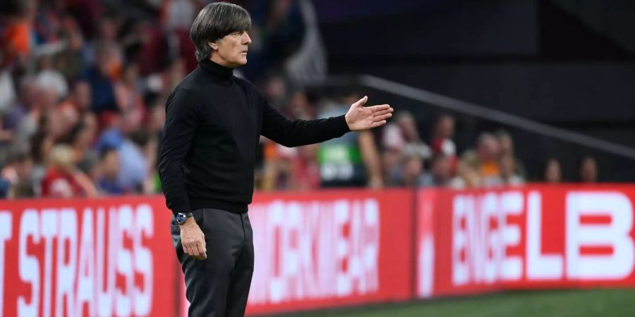 Jogi Löw gestikuliert während dem Spiel zwischen Deutschland und der Niederlande an der Seitenlinie.