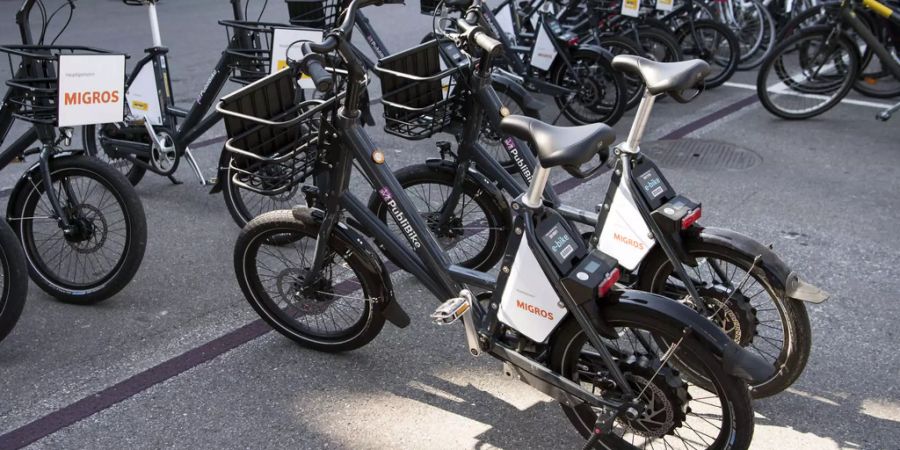 Velos an einer Velostation von «PubliBike» in Bern - Keystone