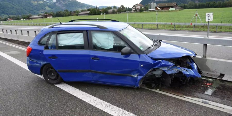 Das Auto einer 21-Jährigen wurde gerammt und kollidierte anschliessend mit der Mittelplanke.