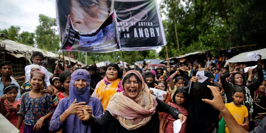 Flüchtlinge der muslimischen Rohingya-Minderheit weinen bei einer Demonstration am Jahrestag nach dem Beginn der Massenvertreibungen durch die myanmarische Armee.