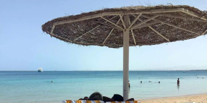 Eine Frau und ein Mann entspannen in Liegestühlen unter einem Sonnenschirm an einem öffentlichen Strand. Nach zwei mysteriösen Todesfällen in einem Hotel im ägyptischen Badeort Hurghada hat der britische Reiseveranstalter Thomas Cook alle seine Gäste von dort ausquartiert. Eine Frau und ein Mann entspannen in Liegestühlen unter einem Sonnenschirm an einem öffentlichen Strand. Nach zwei mysteriösen Todesfällen in einem Hotel im ägyptischen Badeort Hurghada hat der britische Reiseveranstalter Thomas Cook alle seine Gäste von dort ausquartiert.