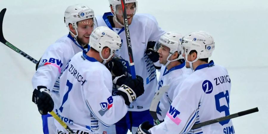 Die Zuger dürfen aufatmen, sie drehen das Spiel gegen Kloten in den letzten Minuten und stehen im Halbfinal des Schweizer Cups.