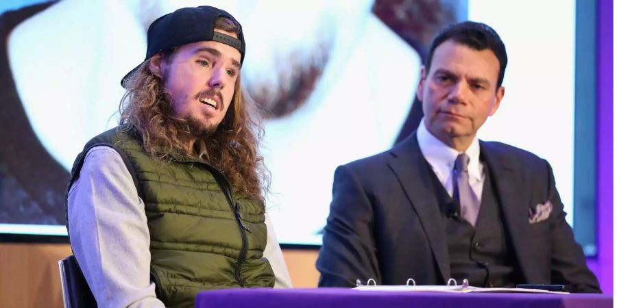 Cameron Underwood (l.) und sein Chirurg Eduardo D. Rodriguez sprechen an einer Pressekonferenz in New York.
