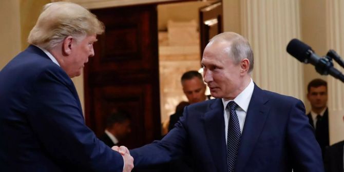 Donald Trump, Präsident USA, und Wladimir Putin, Präsident Russland, schütteln sich die Hand.