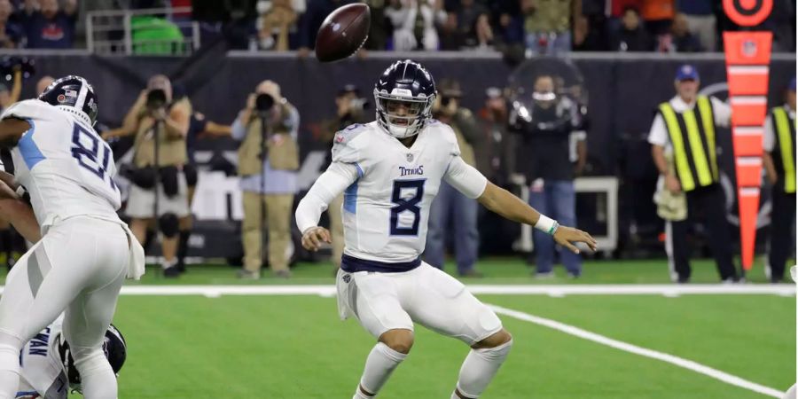 Noch vor zwei Wochen liessen die Tennessee Titans Bill Belichicks Patriots keine Chance. Keine zwei Wochen später ist der starke Eindruck wieder verflogen. Nach starkem Beginn verlieren sie gegen die Texans mit 17:34. Besonders bitter: Beim Stand von 10:14 lässt Coach Mike Vrabel einen vierten Versuch drei Yards vor der gegnerischen Endzone ausspielen. Das misslingt. Gleich im Gegenzug lässt die Defense einen 97-Yard-TD zu. Trotz eher leichten Restgegnern sind die Playoffs dank zuletzt zwei Divisionskonkurrenten in Gefahr.