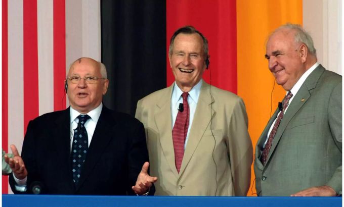 Der frühere sowjetische Praesident Michail Gorbatschow (l-r), der ehemalige Präsident der USA, George H.W. Bush, und Altbundeskanzler Helmut Kohl (CDU) stehen in Geisa an der hessisch-thüringischen Grenze lachend nebeneinander. Michail Gorbatschow, George Bush, Helmut Kohl