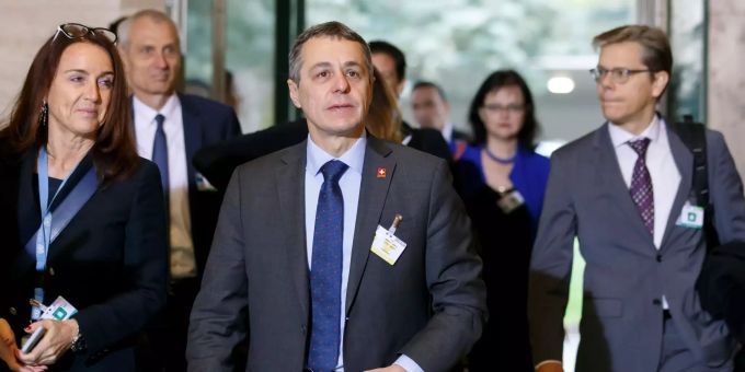 «Die Zeit für den Dialog ist reif», sagte Aussenminister Ignazio Cassis (m.) an der Afghanistan-Konferenz im UN-Hauptgebäude in Genf. Aussenminister Ignazio Cassis (m.) trifft am europäischen Hauptsitz der Vereinten Nationen (UN) in Genf zur Afghanistan-Konferenz ein.