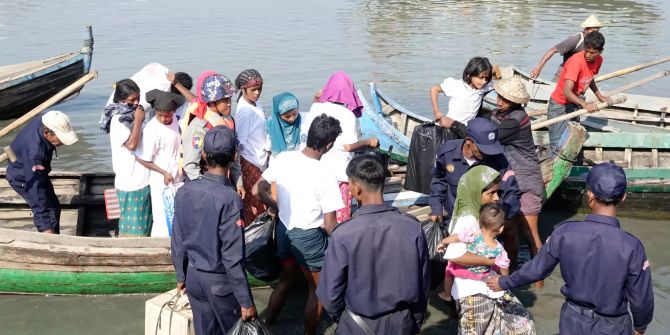 Mehrere Rohingya werden von myanmarischen Sicherheitskräften verhaftet.