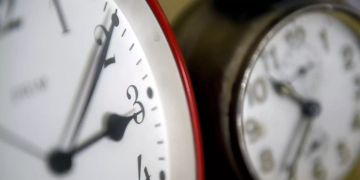 Der Stundenzeiger einer Uhr zeigt auf 3 Uhr.