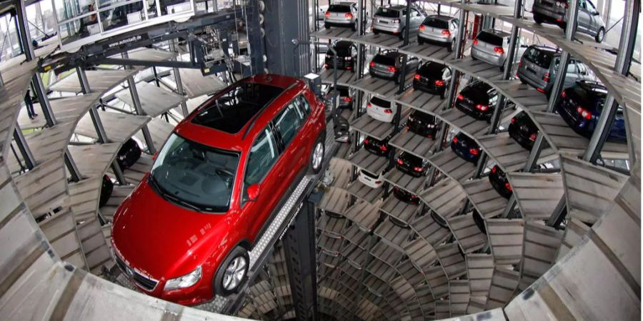 Ein VW Tiguan wird am 30. Nov. 2007 in einem Auslieferungsturm in der Autostadt in Wolfsburg nach unten beförtdert.