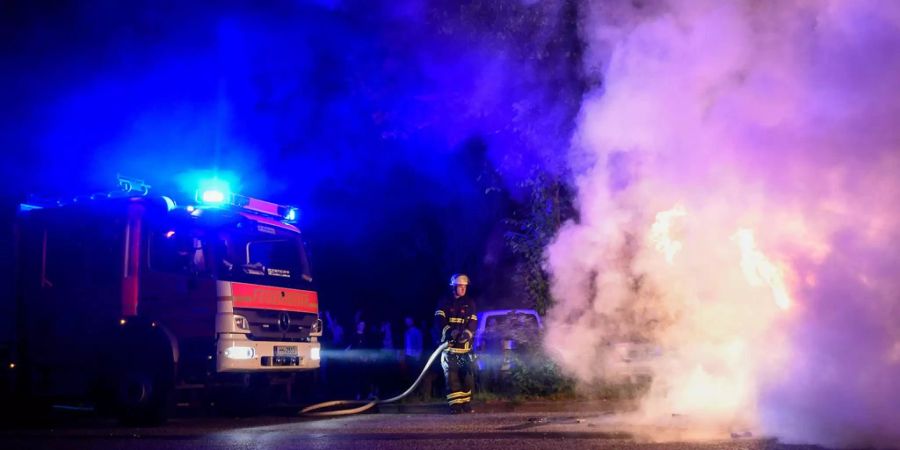 Ein Feuerwehrmann löscht am 06.07.2017 in Hamburg im Schanzenviertel eine brennende Barrikade. (Symbolbild)