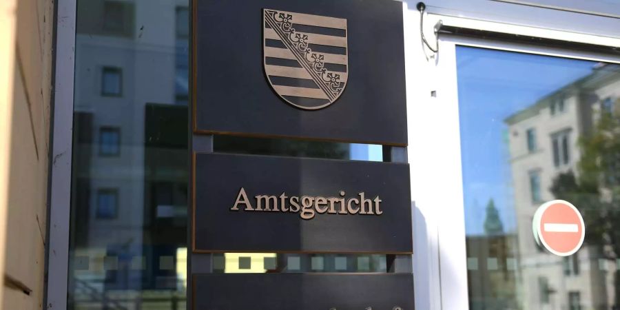 Ein Schild weist am Eingang zum Justizzentrum in Chemnitz auf den Sitz des Amtsgerichts und der Staatsanwaltschaft hin.