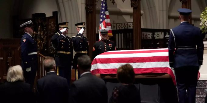 Ein Woche dauerten die Trauer-Feierlichkeiten für den verstorbenen, ehemaligen US-Präsidenten George H. W. Bush – heute Donnerstag wird er in Texas beigesetzt. Bewunderer des verstorbenen George H. W. Bush zeigen dem früheren US-Präsidenten Respekt. Er ist in der St. Martin's Episcopal Church aufgebahrt.