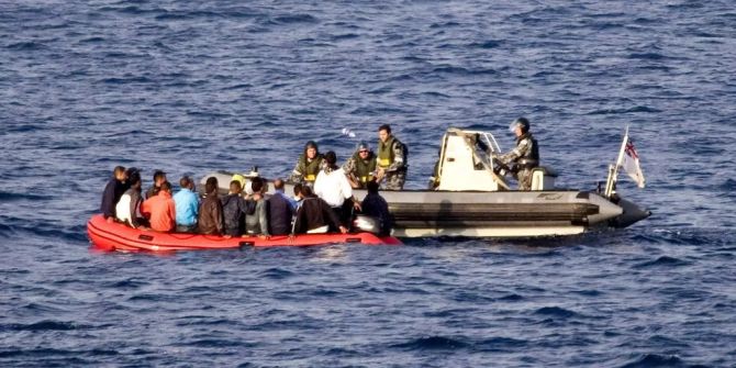 Flüchtlingsboot auf offenem Meer