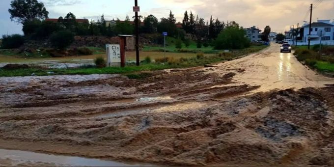 Zypern versinkt im Sturm-Chaos. Eine Strasse überflutet auf Zypern.