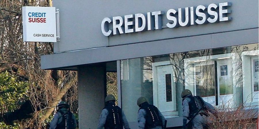 Ende Januar 2006 belagerte die Polizei stundenlang die Filiale der Credit Suisse in Zürich-Witikon. Als die Polizei nach sieben Stunden die Bank stürmte, fand sie zwei Geiseln vor. Jedoch gab es keine Spur vom Täter. Dieser floh mit rund 40'000 Franken.