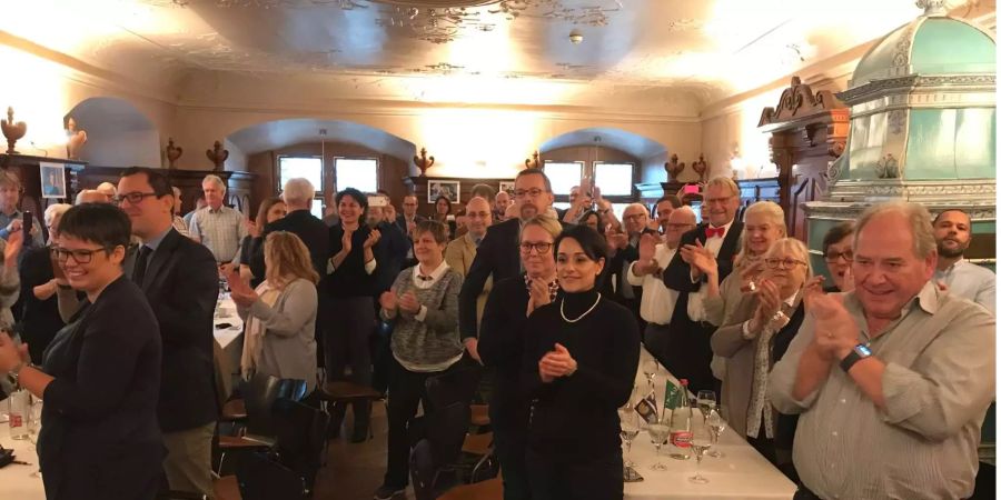 Minutenlange Standing-Ovation nach dem klaren Wahlergebnis von Karin Keller Sutter. Obwohl es die Wiler eigentlich wussten, fiel ihnen ein Stein vom Herzen.