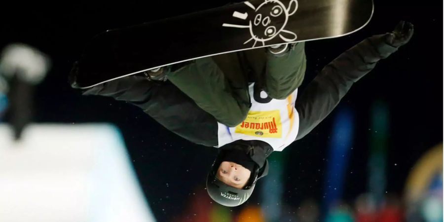 Iouri Podladtchikov springt in der Halfpipe.