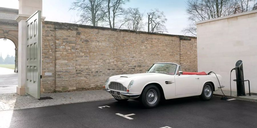 Ein Aston Martin DB6 wird mit Strom aufgetankt.