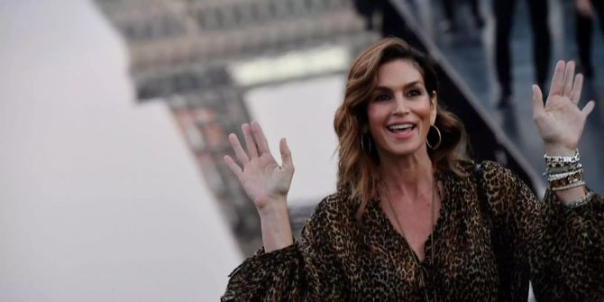 Cindy Crawford während der Pariser Fashion Week.