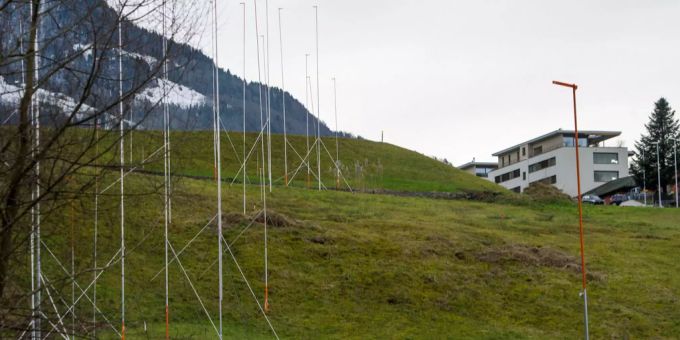 Baugerüste stehen auf einer Wiese. Baugerüste stehen auf einer Wiese.