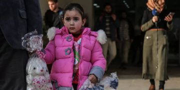 Yasmine, ein vierjähriges belgisches Mädchen, verlässt eine Pressekonferenz des so genannten «Syrian Salvation Government».
