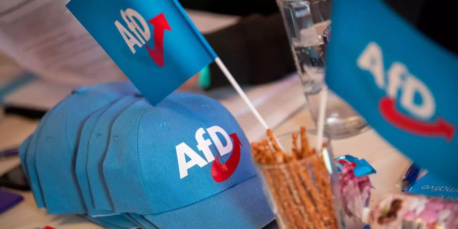 Caps und Fähnchen der AfD in Bayern.