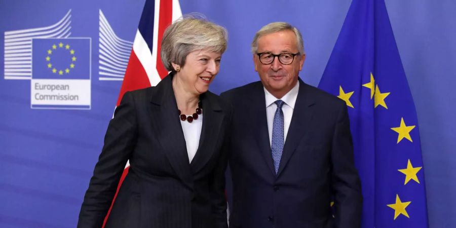 Jean-Claude Juncker (r.), Präsident der Europäischen Kommission, begrüsst Theresa May (l.) in Brüssel.