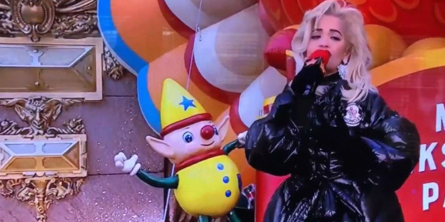 Rita Ora singt an der Thanksgiving-Parade in New York Playback.