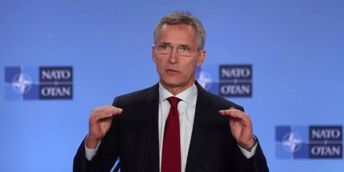 Jens Stoltenberg, NATO-Generalsekretär, spricht bei einer Pressekonferenz im NATO-Hauptquartier in Brüssel.