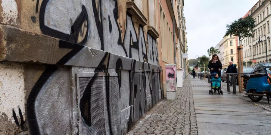 Fassaden von Wohnhäusern in Dresden (D) sind mit Graffiti beschmiert.