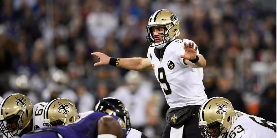 Drew Brees gibt seinen Teamkollegen im Spiel zwischen den New Orleans Saints und den Baltimore Ravens Anweisungen.