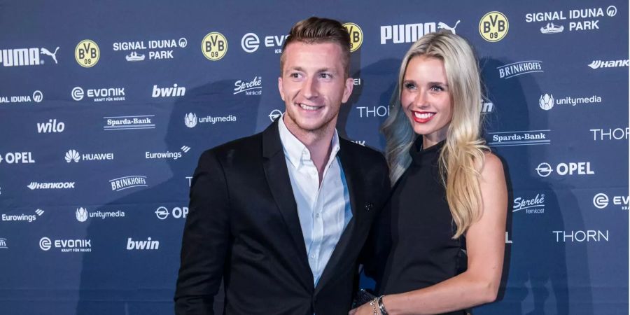 BVB-Star Marco Reus und seine Freundin Scarlett Gartmann kommen ins Mannschaftshotel von Borussia Dortmund, um dort den DFB-Pokalsieg zu feiern.