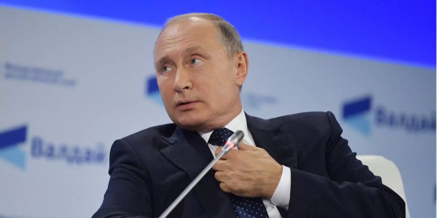 Der russische Präsident Wladimir Putin bei einer Plenarssitzung zum 15. Jubiläum des Treffens des Valdai International Discussion Club im Black-Sea-Hotel in Sochi (RUS).