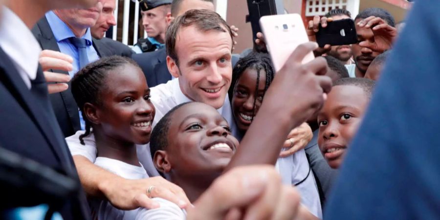 Macron nahm sich während seinem Staatsbesuch auch Zeit für Fotos mit den Kindern.