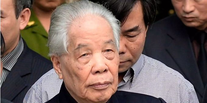 Do Muoi, ehemaliger vietnamesische Staats- und Regierungschef, während einer Trauerveranstaltung für den verstorbenen General Vo Nguyen Giap im National Funeral House. Do Muoi, ehemaliger vietnamesische Staats- und Regierungschef, während einer Trauerveranstaltung für den verstorbenen General Vo Nguyen Giap im National Funeral House.