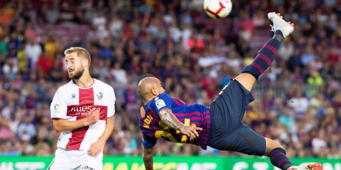 Arturo Vidal (rechts) macht gegen Huesca einen Fallrückzieher. Arturo Vidal (rechts) macht gegen Huesca einen Fallrückzieher.