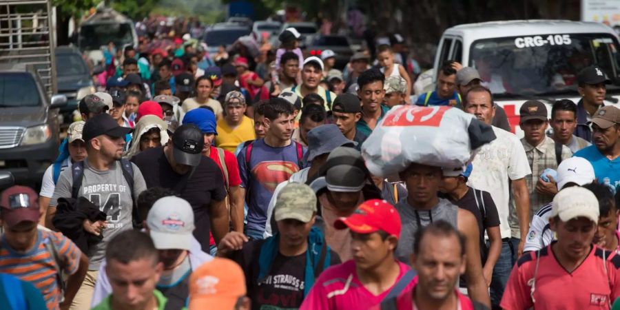 Migranten aus Honduras laufen in Richtung USA.