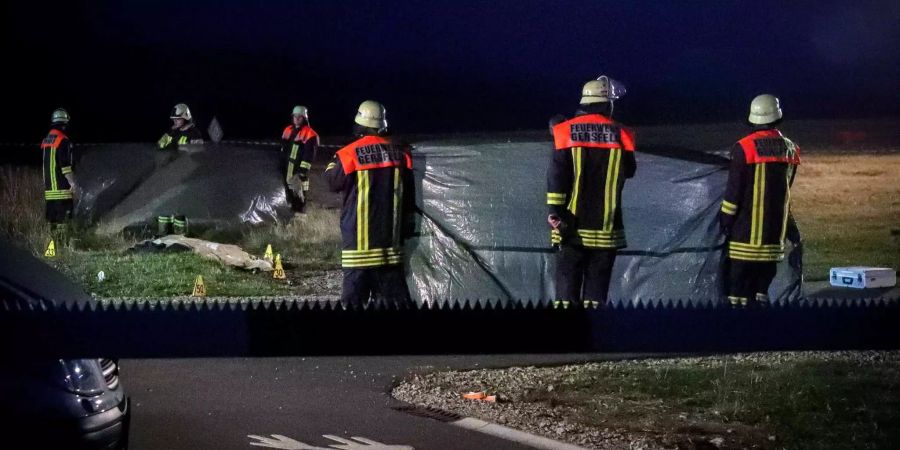 Einsatzkräfte räumen nach dem Cessna-Absturz auf.