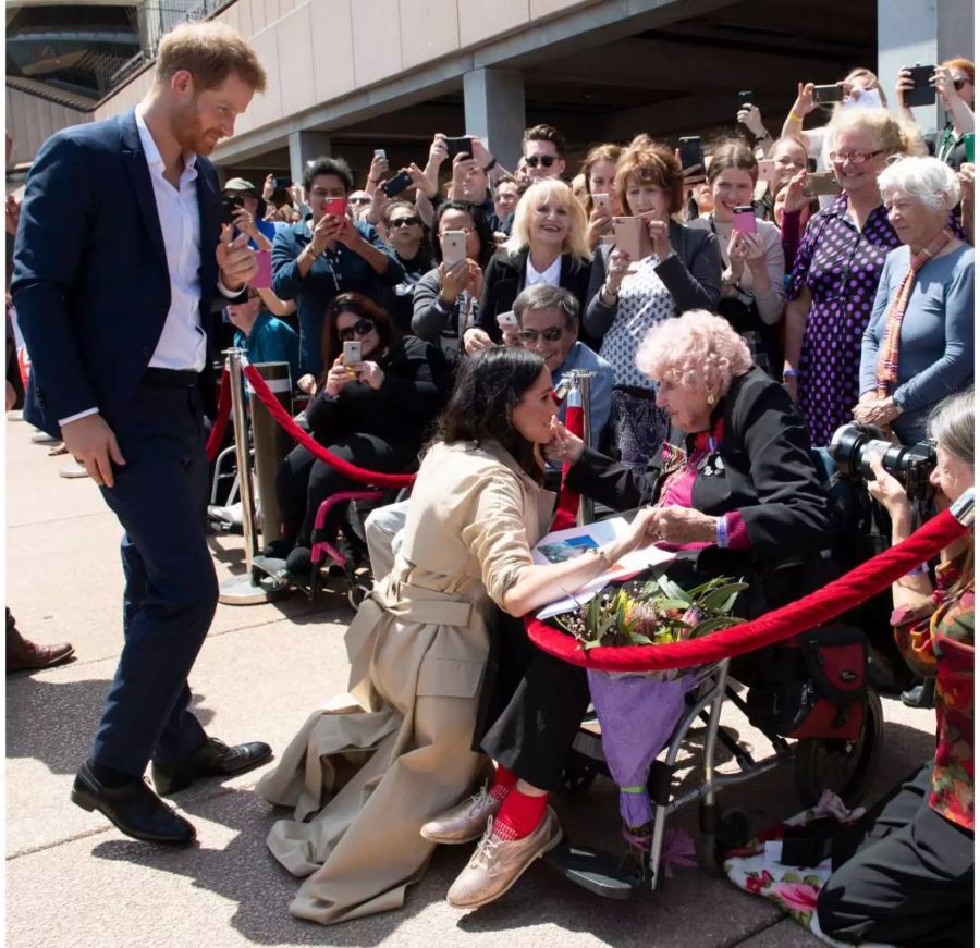 Meghan Markle spricht in Sydney mit der 98-jährigen Kriegsveteranenwitwe Daphne Dunne.