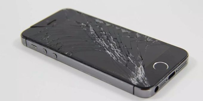Der Bildschirm eines iPhones ist beschädigt. Der Bildschirm eines iPhones ist beschädigt.