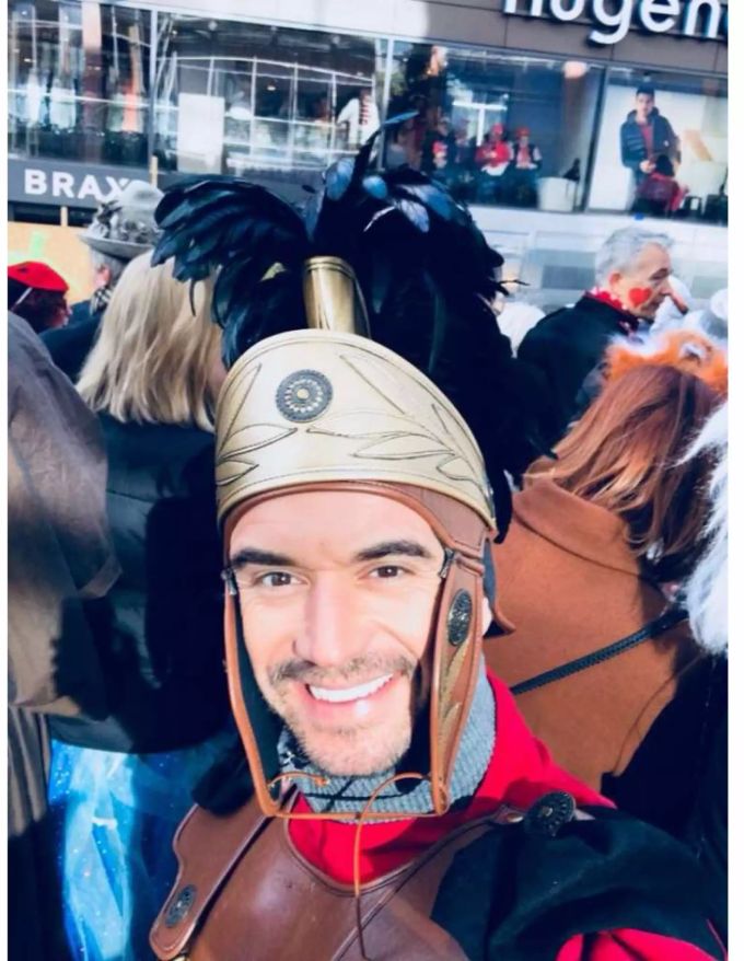 Fies: Während Helene leidet, feiert ihr Florian fröhlich Karneval. Fies: Während Helene leidet, feiert ihr Florian fröhlich Karneval.