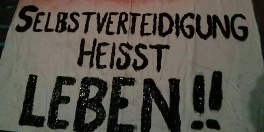 In Bern demonstrierten mehrere hundert Menschen gegen die Militäroffensive in Nordsyrien.