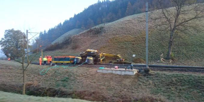 Ein umgestürzter Baukran blockiert bei Menznau LU den Bahnverkehr. Ein umgestürzter Baukran blockiert bei Menznau LU den Bahnverkehr.