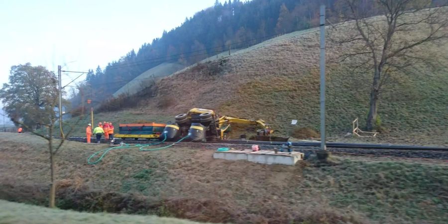 Ein umgestürzter Baukran blockiert bei Menznau LU den Bahnverkehr.