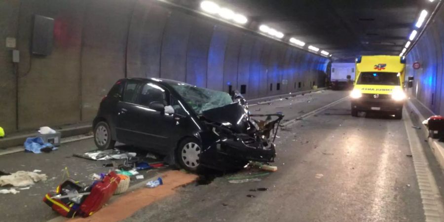 Im Gotthardtunnel ist ein Auto mit einem LKW kollidiert. Zwei Menschen sterben.