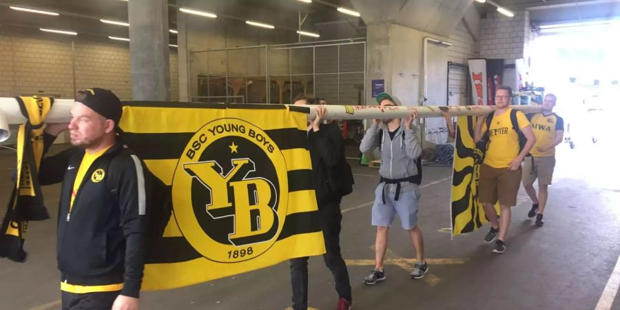 Die «Meisterlatte» wird vom Wankdorf nach Breitenrain transportiert.